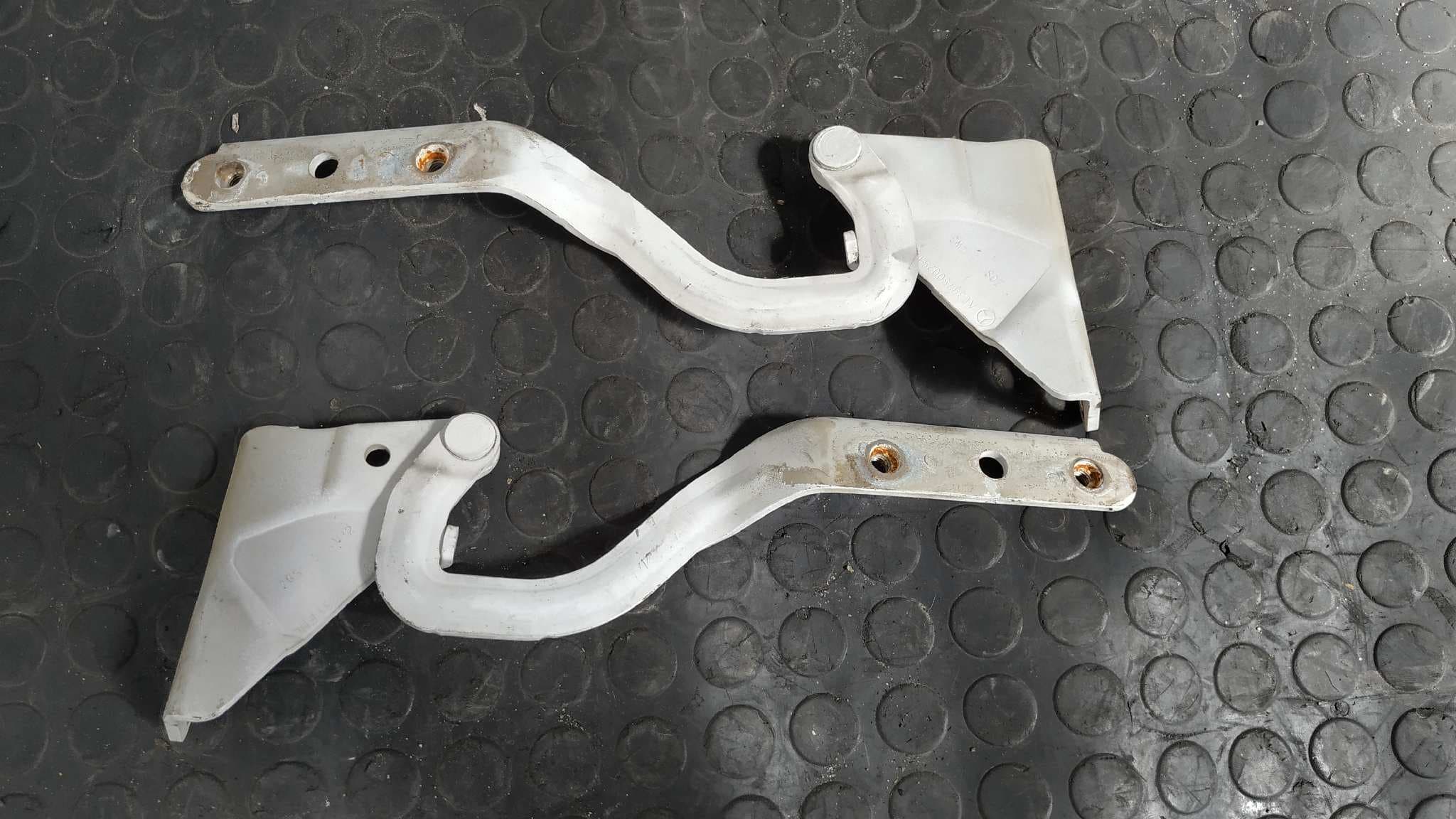 Recambio de BISAGRAS CAPOT para MERCEDES-BENZ VITO CAJA CERRADA 6.03 -> 109 CDI Compacto (639.601) 646983 referencia OEM IAM A6397500251 / A6397500351 - BLANCO
