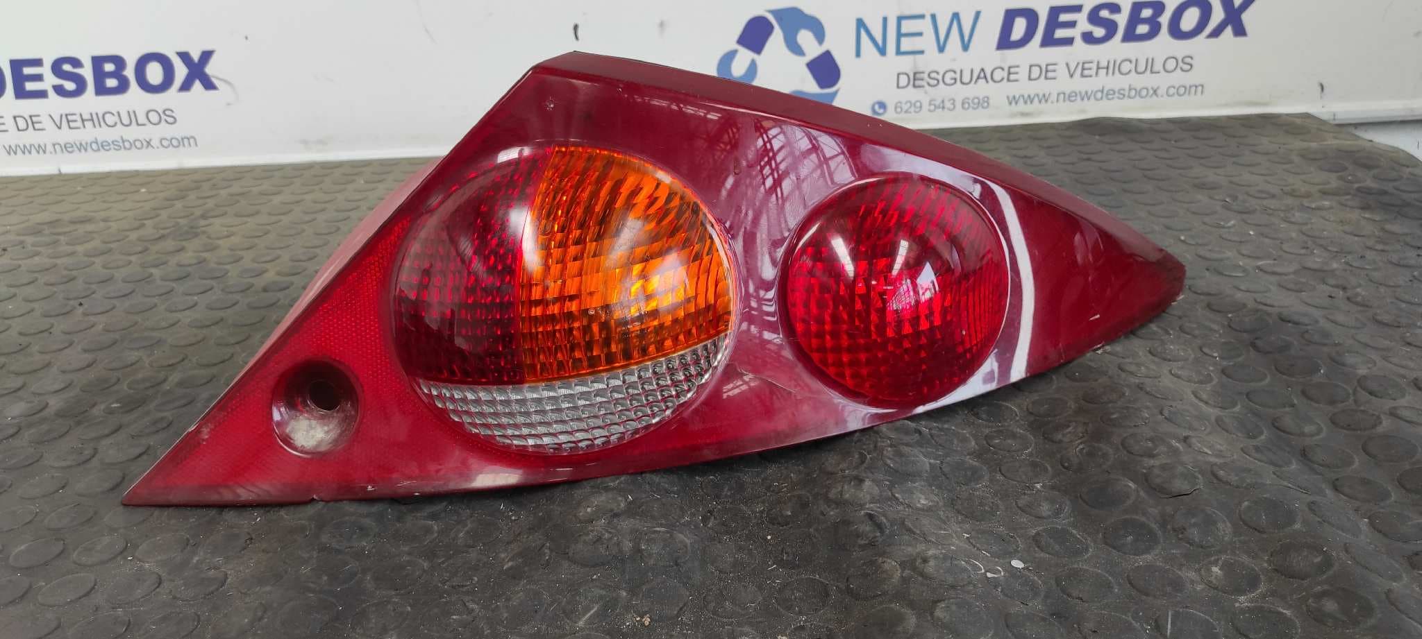 Recambio de PILOTO TRASERO DERECHO para FORD COUGAR (MC) V6 LCBA referencia OEM IAM 938876 - PLATA