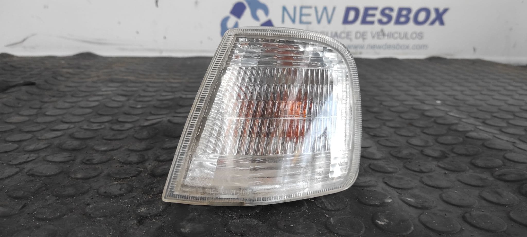 Recambio de PILOTO DELANTERO IZQUIERDO para PEUGEOT 405 BERLINA Embassy D D9BXUD9A referencia OEM IAM 10840 - BLANCO
