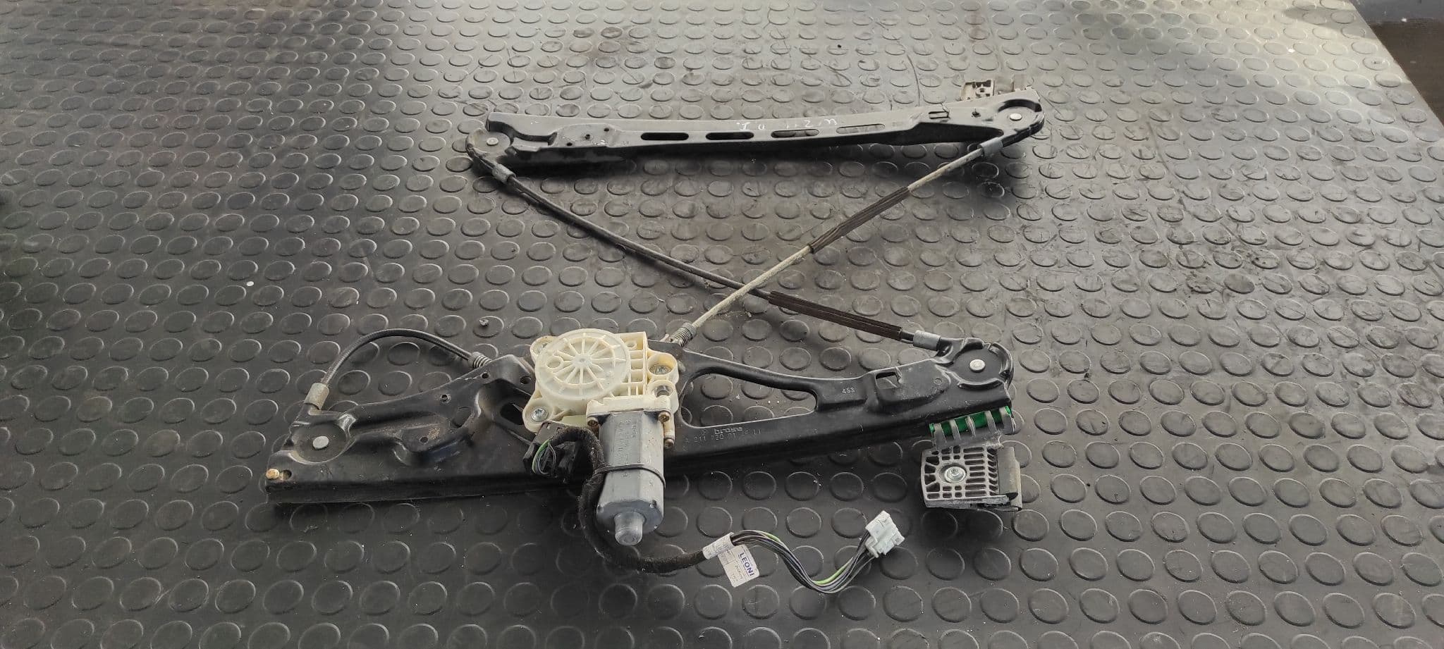 Recambio de ELEVALUNAS DELANTERO IZQUIERDO para MERCEDES-BENZ CLASE E (W211) referencia OEM IAM A2117200146