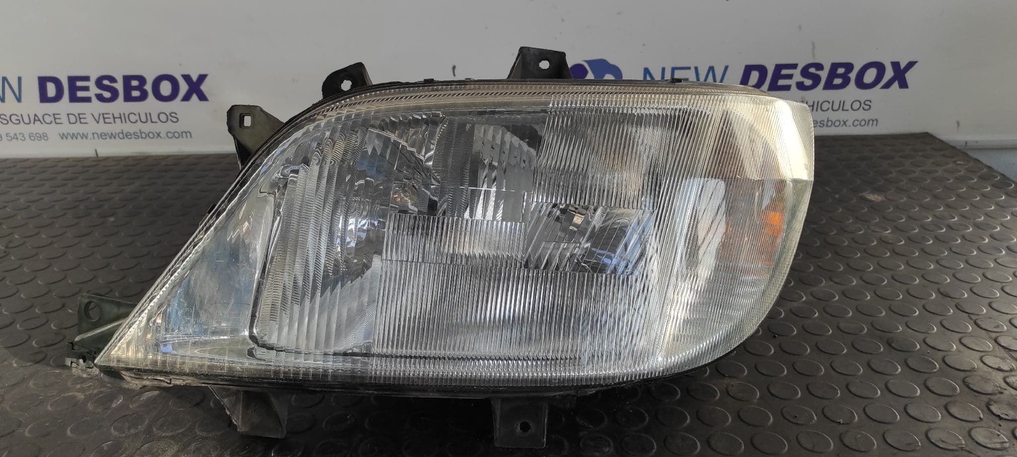 Recambio de FARO IZQUIERDO para MERCEDES-BENZ SPRINTER 02.00 -> CAJA CERRADA, TECHO ELEVADO * 611987 referencia OEM IAM 15053100 - BLANCO