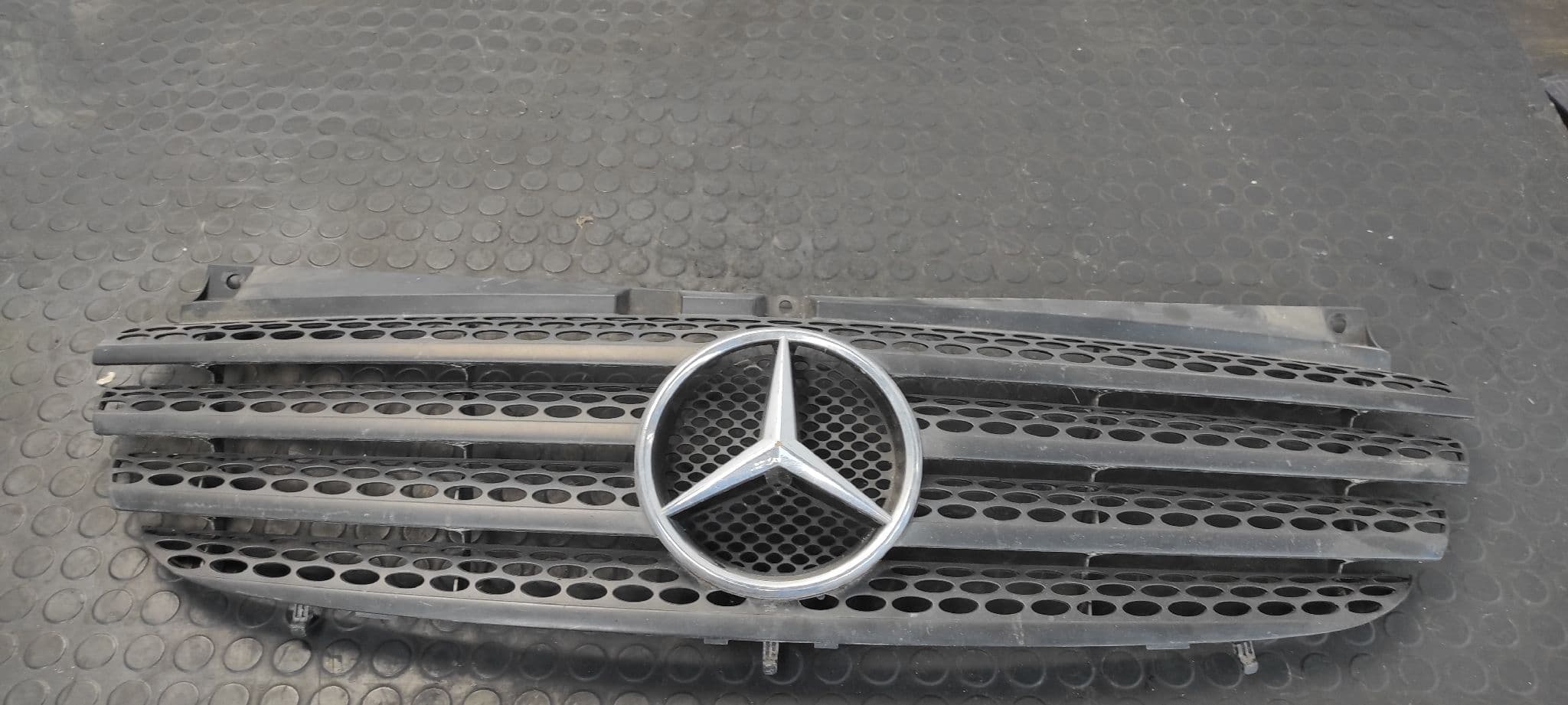 Recambio de REJILLA DELANTERA para MERCEDES-BENZ VITO CAJA CERRADA 6.03 -> 109 CDI Compacto (639.601) 646983 referencia OEM IAM A6398800185 - BLANCO