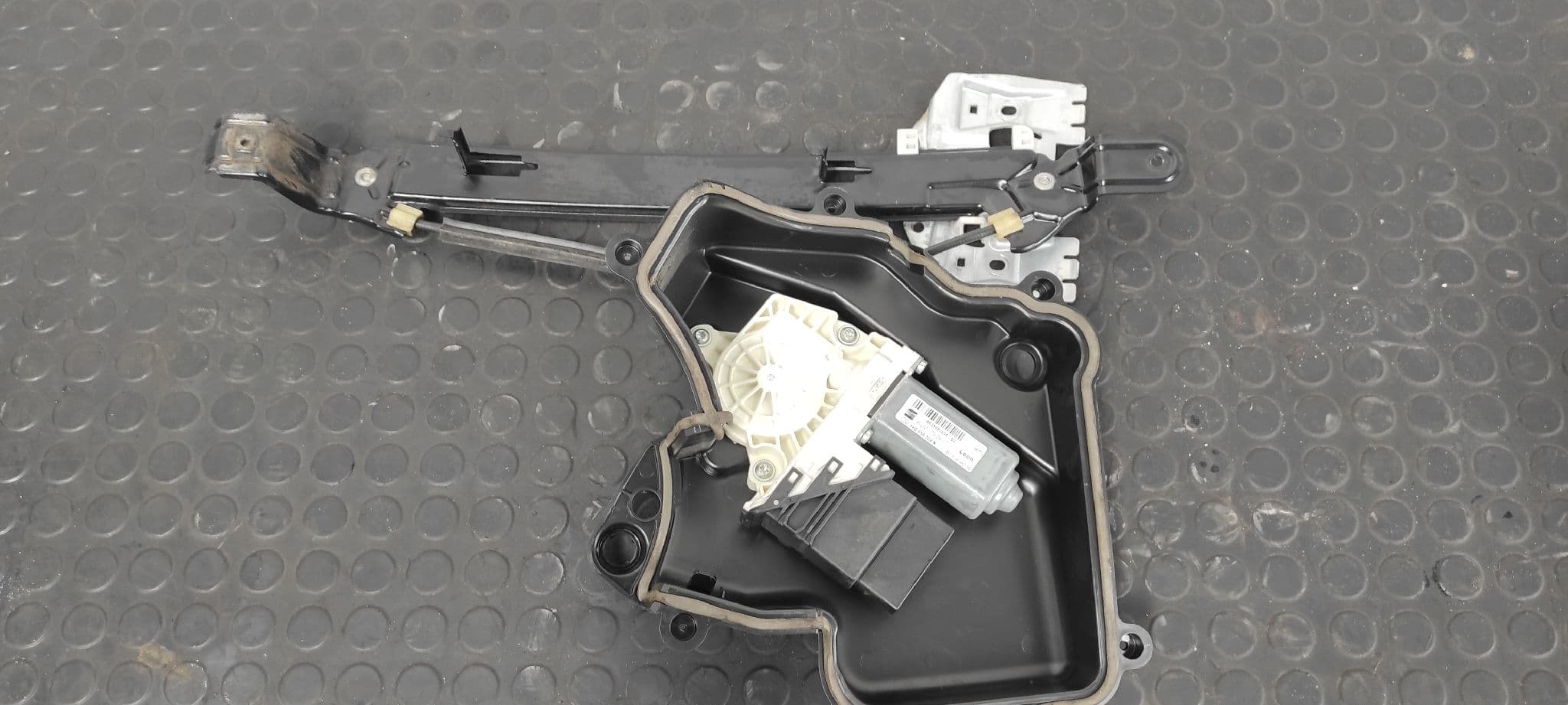 Recambio de ELEVALUNAS TRASERO IZQUIERDO para SEAT LEON (1P1) BXE referencia OEM IAM 1P0839401B - BLANCO