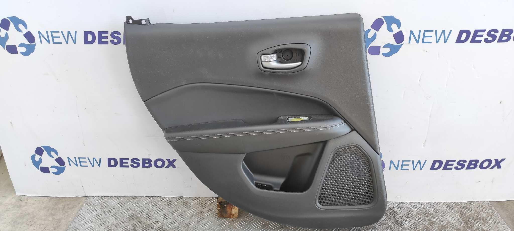 Recambio de JUEGO TAPIZADOS / CARTONERAS para JEEP COMPASS II 55260384 referencia OEM IAM 5US11LA3AC - GRANATE
