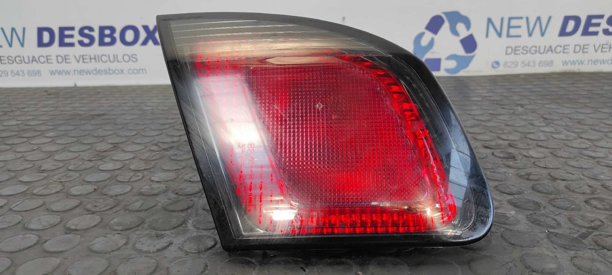 Recambio de PILOTO PORTON IZQUIERDO para NISSAN PRIMERA TRAV. (WP11) Comfort QG18 referencia OEM IAM 89020333 - AZUL