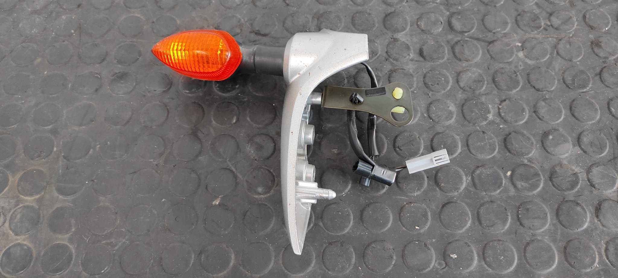 Recambio de PILOTO DELANTERO DERECHO para YAMAHA FZ 1 / FZ 6 FAZER FZ 6 Fazer S2 (RJ14) J5D7E referencia OEM IAM 1B3002 - NEGRO