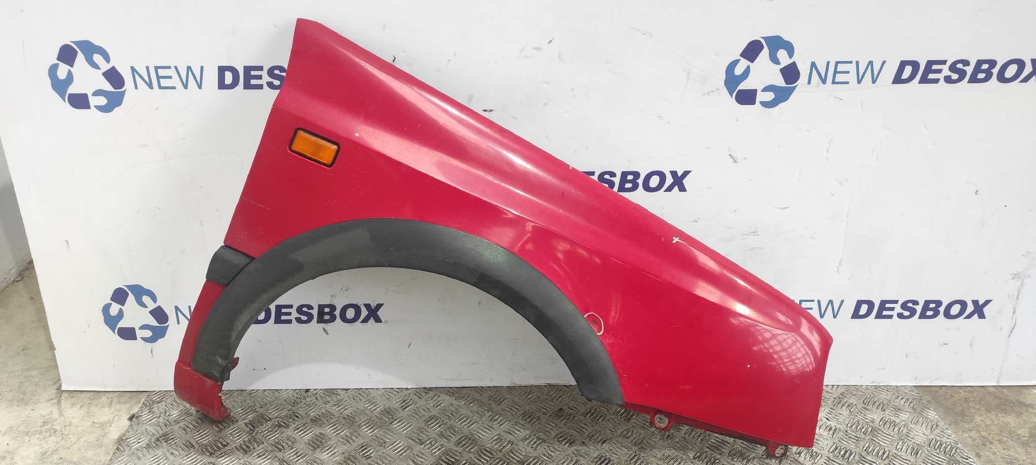 Recambio de ALETA DELANTERA DERECHA para VOLKSWAGEN VENTO (1H2) GL 2E referencia OEM IAM - ROJO