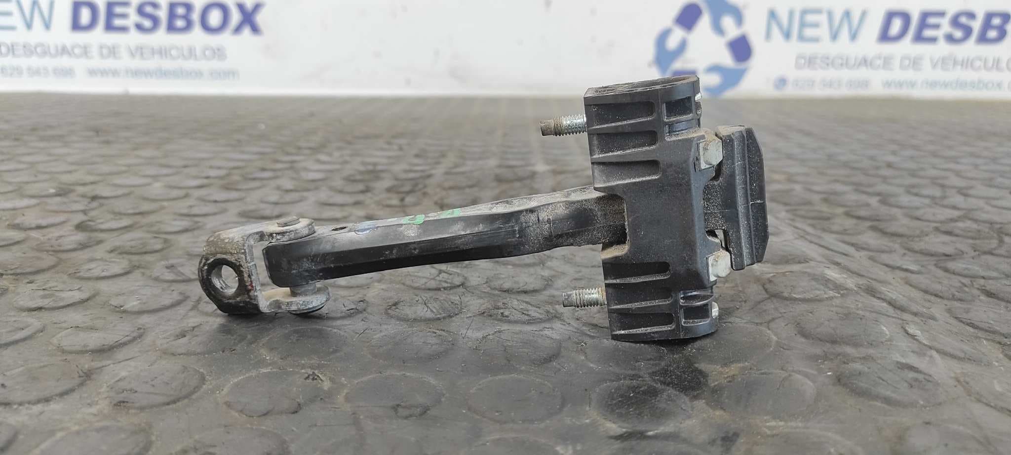 Recambio de RETENEDOR PUERTA DERECHA para CITROEN C4 BERLINA 1.6 16V HDi 9HXDV6ATED4 referencia OEM IAM B51AVD - ROJO