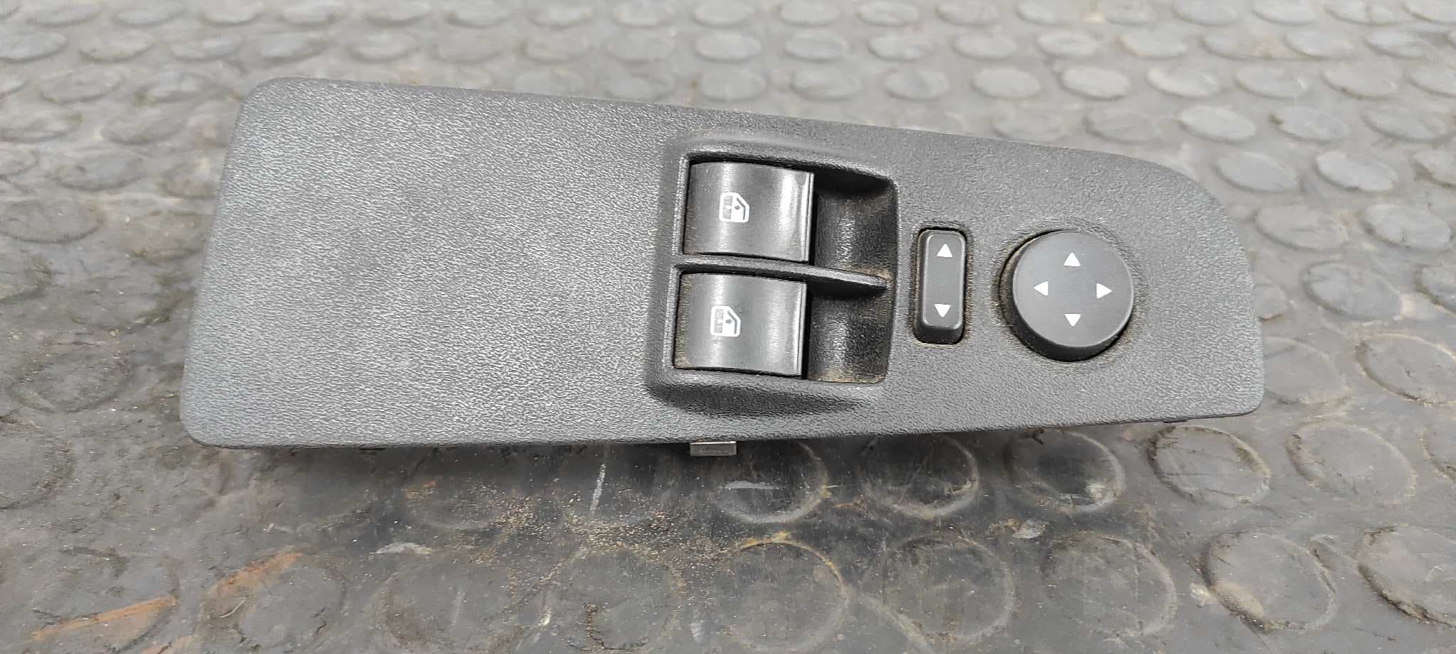 Recambio de MANDO ELEVALUNAS DELANTERO IZQUIERDO para FIAT BRAVO (198) 198A3000 referencia OEM IAM - ROJO