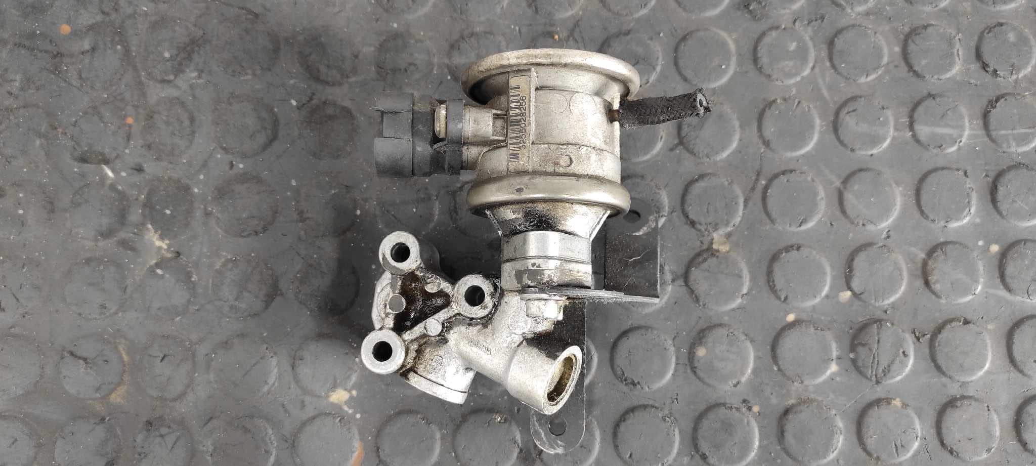 Recambio de VALVULA EGR para SEAT CORDOBA BERLINA (6K2) AYP referencia OEM IAM 058131817 - AMARILLO