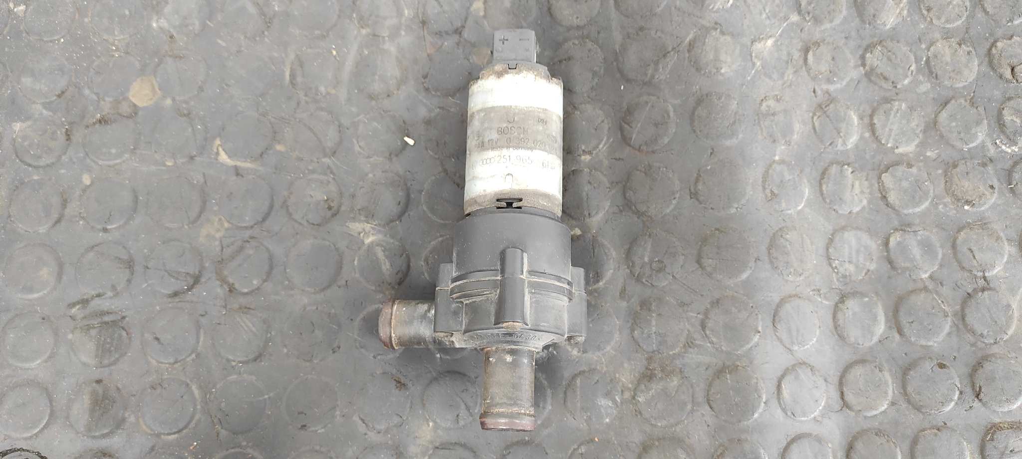 Recambio de BOMBA AGUA para SEAT CORDOBA BERLINA (6K2) AYP referencia OEM IAM 251965561B - AMARILLO