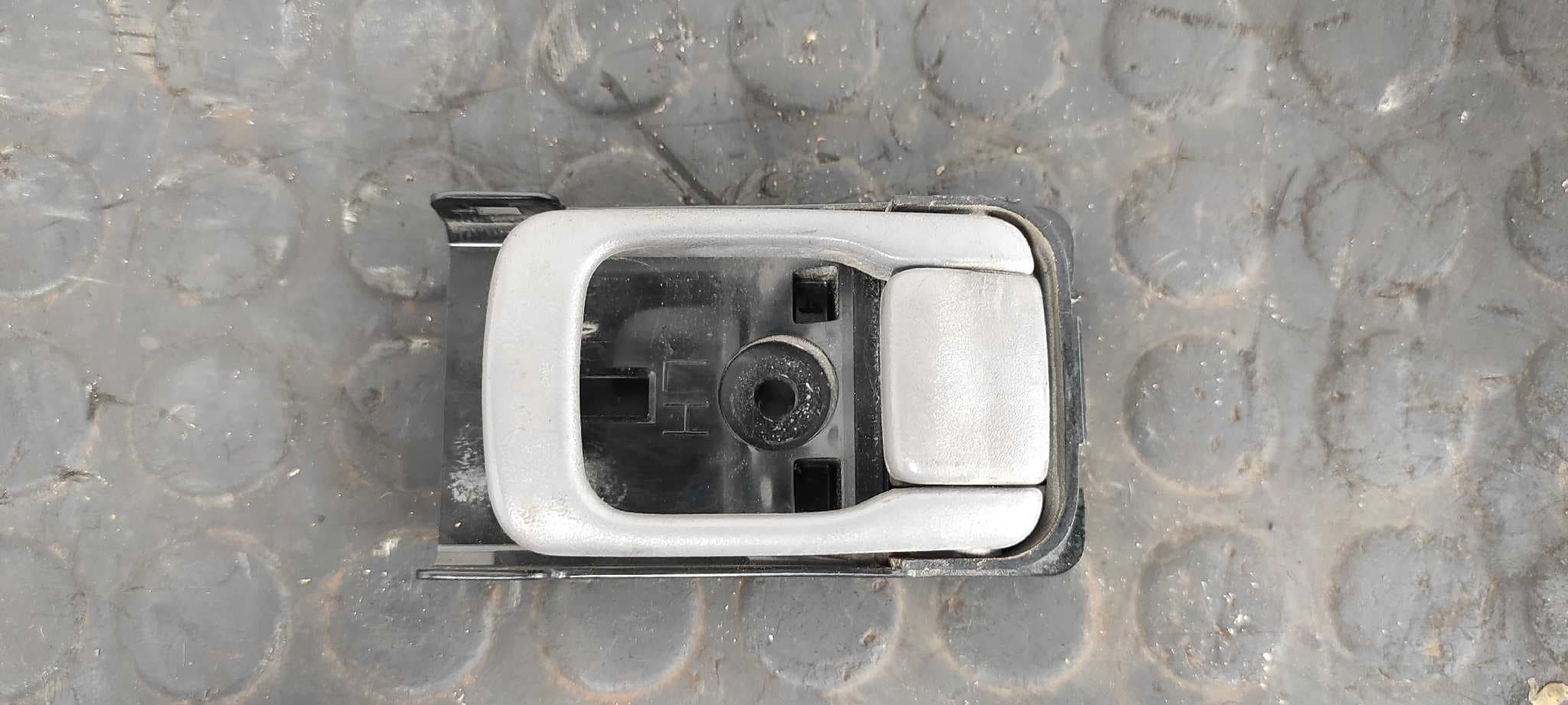 Recambio de MANETA INTERIOR DELANTERA IZQUIERDA para NISSAN VANETTE CARGO (HC23) Familiar (5 asientos) LD23 referencia OEM IAM - BLANCO