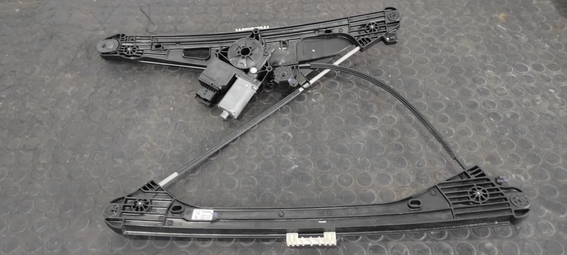 Recambio de ELEVALUNAS DELANTERO DERECHO para PEUGEOT 3008 YH01 referencia OEM IAM 9810488880 - NEGRO