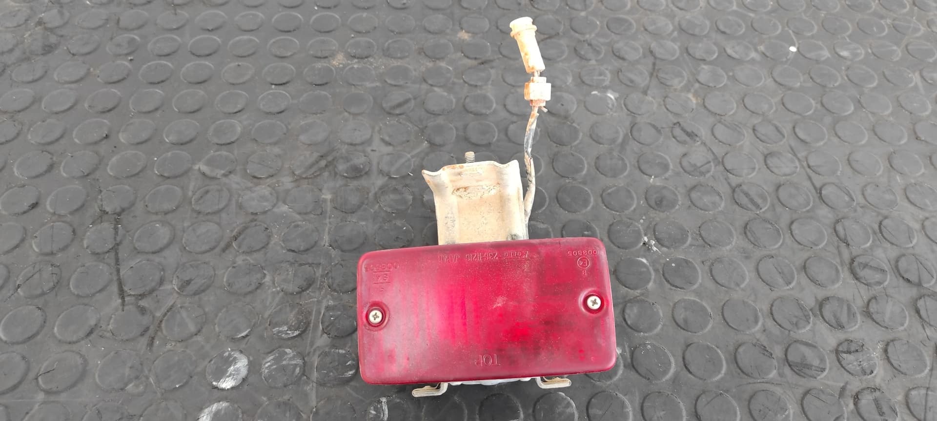 Recambio de FARO ANTINIEBLA TRASERO IZQUIERDO para MITSUBISHI MONTERO (L040) 2500 TD (2-ptas.) 4D56 referencia OEM IAM 23611216 - PLATA