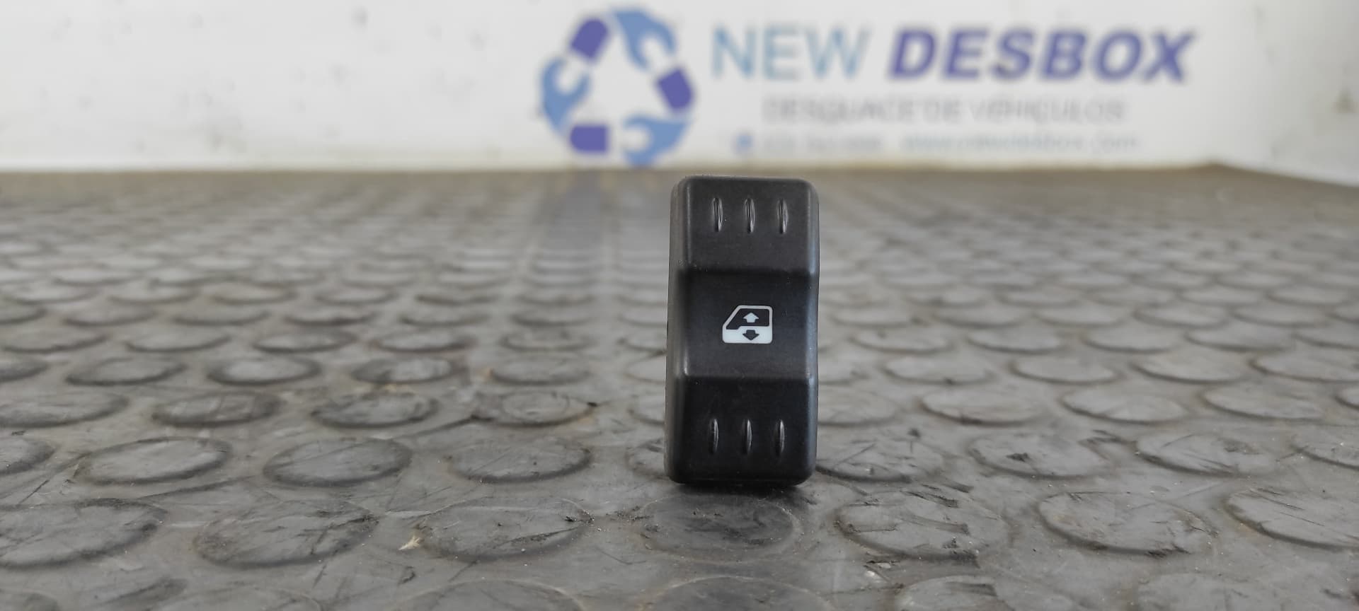 Recambio de MANDO ELEVALUNAS DELANTERO IZQUIERDO para DACIA LOGAN Ambiance K7M F7 referencia OEM IAM 22681 - BLANCO