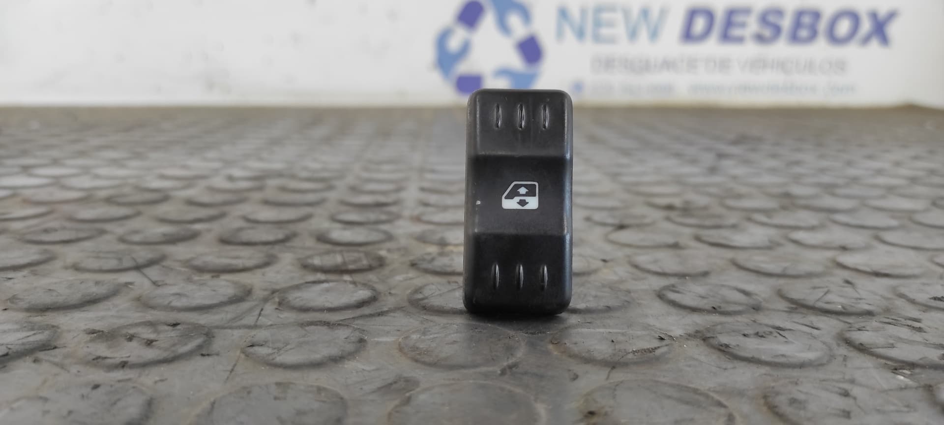 Recambio de MANDO ELEVALUNAS DELANTERO DERECHO para DACIA LOGAN Ambiance K7M F7 referencia OEM IAM 22681 - BLANCO