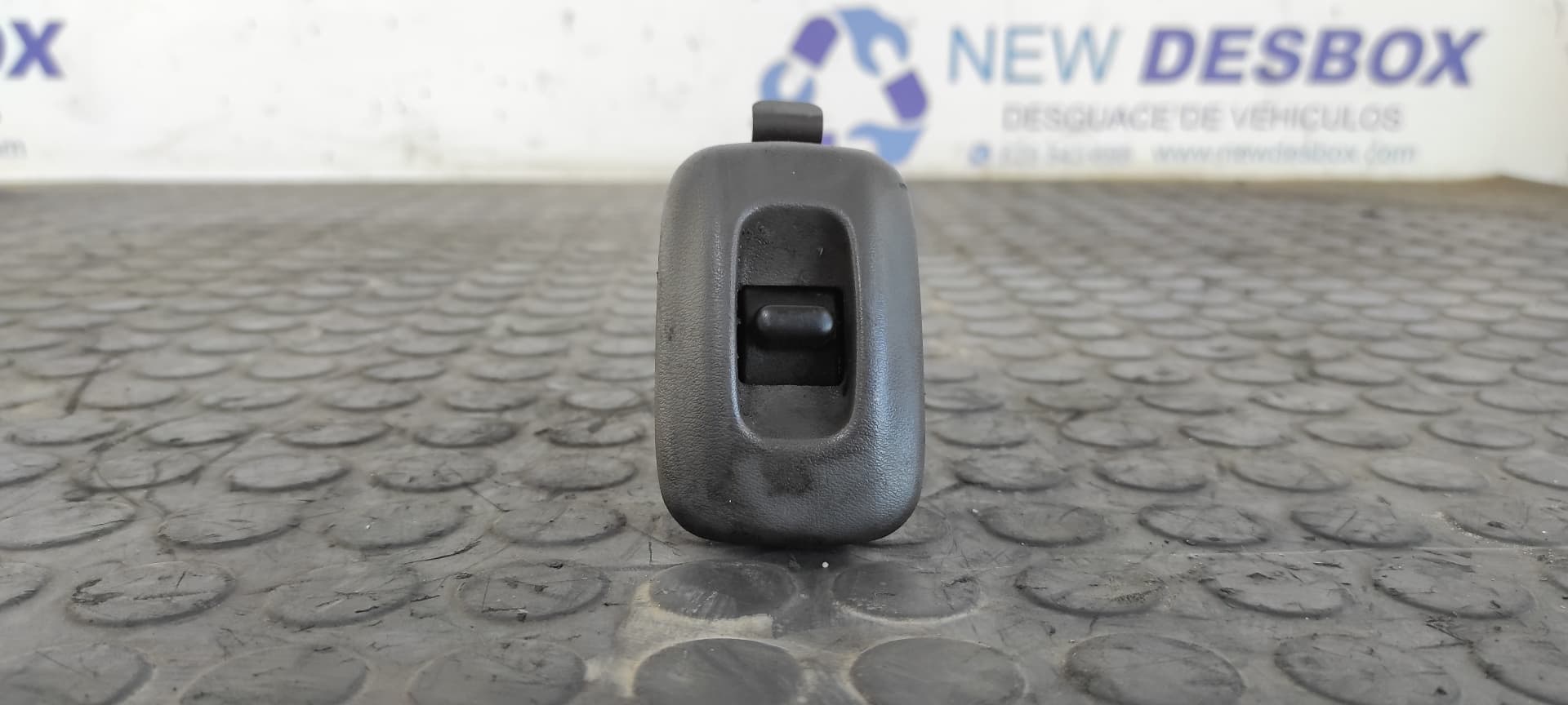 Recambio de MANDO ELEVALUNAS TRASERO DERECHO para NISSAN PICK-UP (D22) TD Doble Cabina Navara YD25DDTI referencia OEM IAM 8296029700 - GRIS PLATA