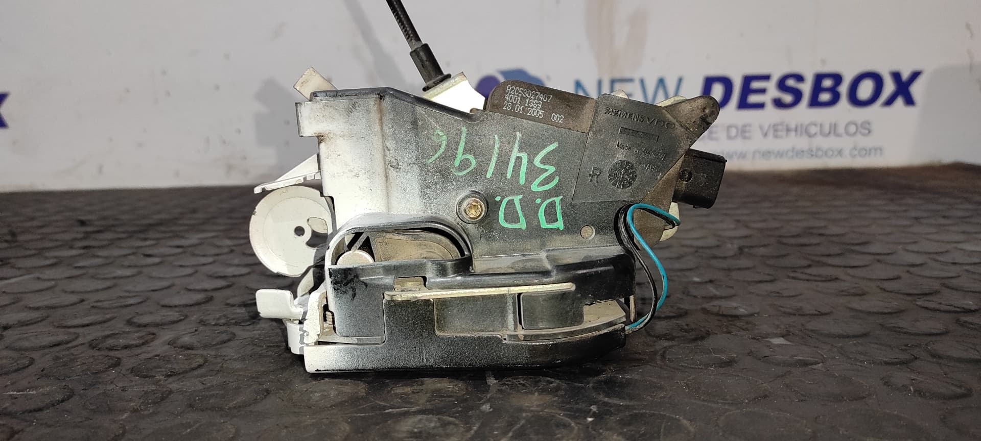 Recambio de CERRADURA PUERTA DELANTERA DERECHA para MERCEDES-BENZ VITO MIXTO 06.2003 -> 111 CDI Compacto (639.601) 646982 referencia OEM IAM A6397201035 - BLANCO