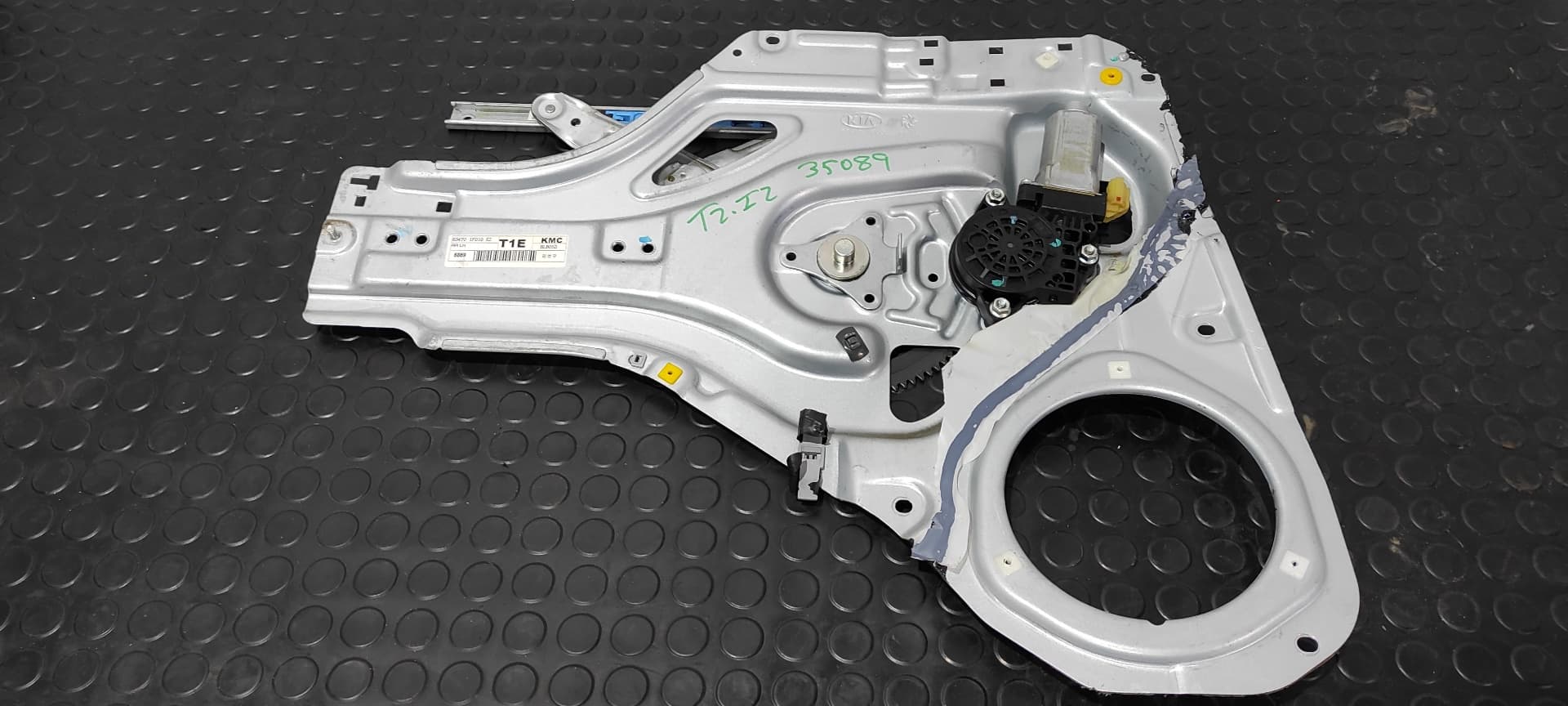 Recambio de ELEVALUNAS TRASERO IZQUIERDO para KIA SPORTAGE G4GC referencia OEM IAM 834701F010 - NEGRO
