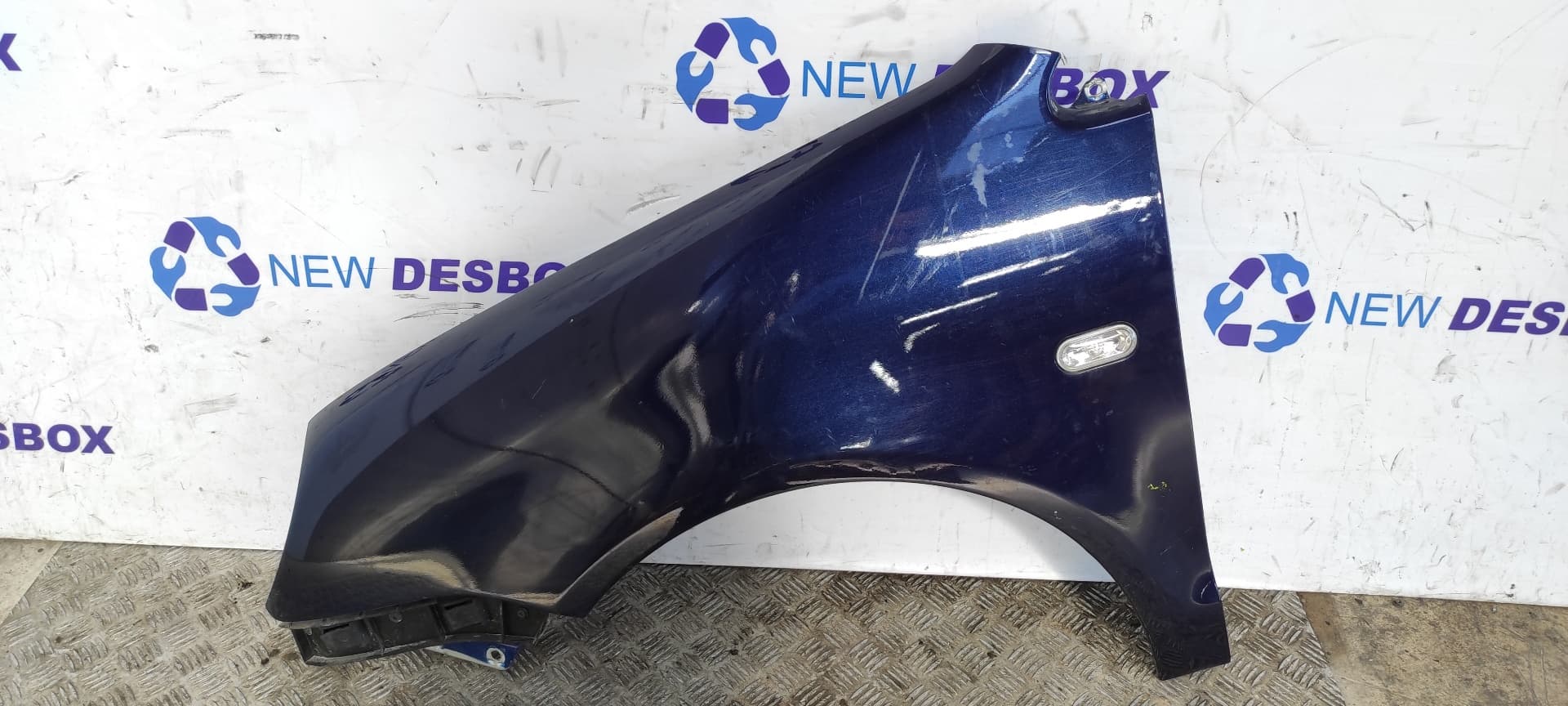 Recambio de ALETA DELANTERA IZQUIERDA para VOLKSWAGEN POLO (9N1) AMF referencia OEM IAM - AZUL