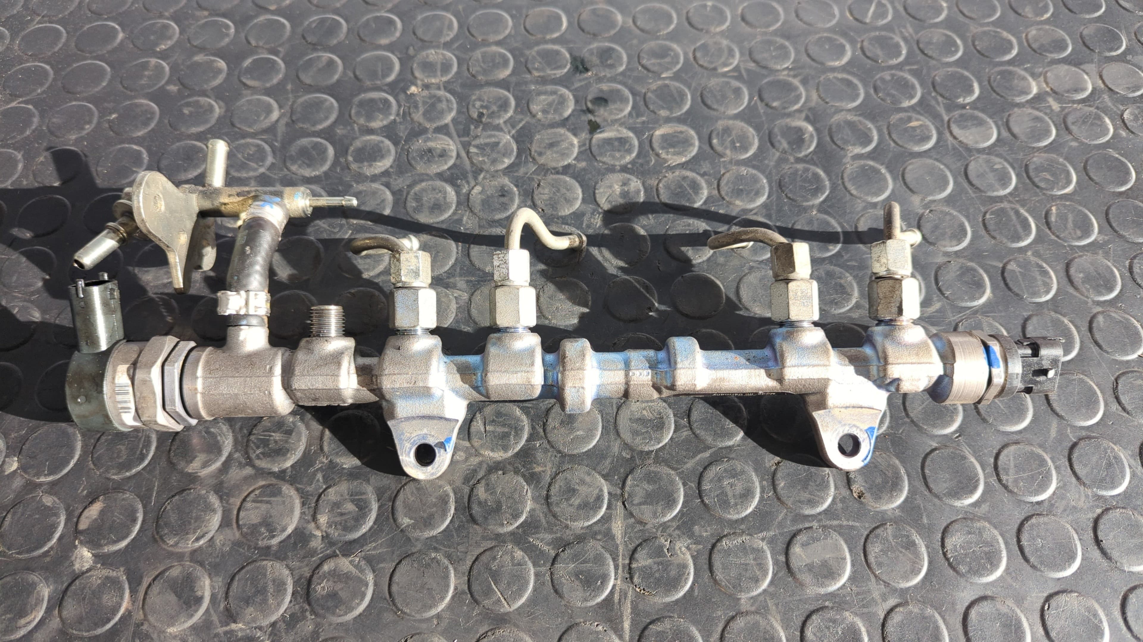 Recambio de RAMPA INYECTORA para FIAT DOBLO CARGO 199A3000 referencia OEM IAM 55215210 - BLANCO