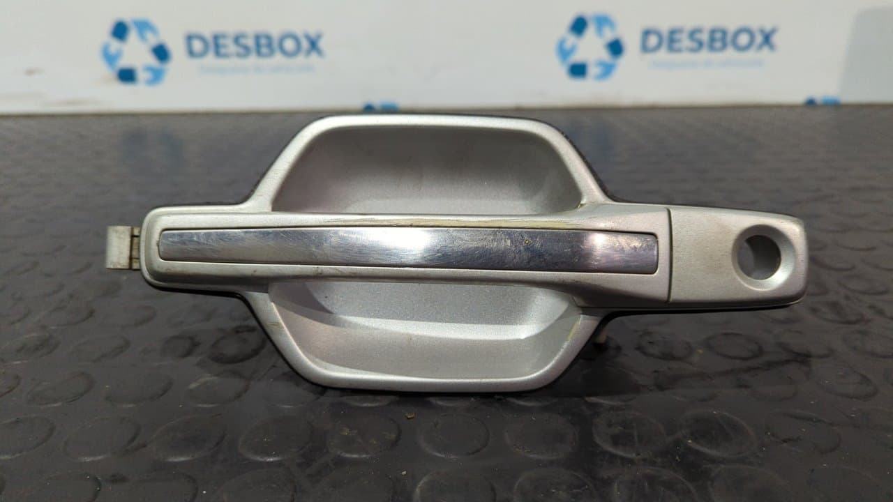 Recambio de MANETA DELANTERA DERECHA para MITSUBISHI MONTERO (V80/V90) 3.2 DID 4M41 - GRIS