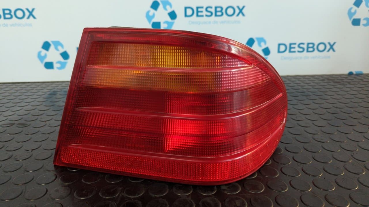 Recambio de PILOTO TRASERO DERECHO para MERCEDES-BENZ CLASE E (W210) FAMILIAR 300 Turbodiesel (210.225) OM606962 referencia OEM IAM A2108204464 - VERDE