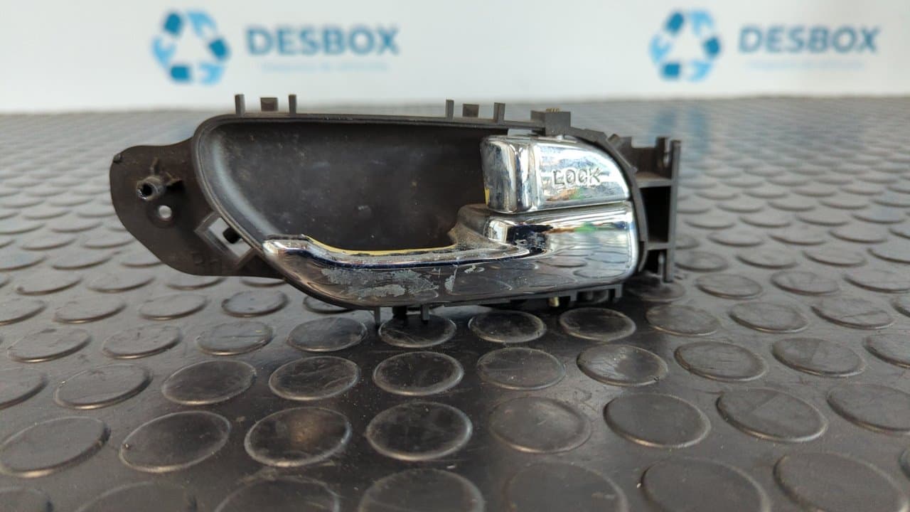 Recambio de MANETA INTERIOR DELANTERA DERECHA para SSANGYONG RODIUS Xdi Deluxe 4WD D27DT referencia OEM IAM 7242021000 - PLATA