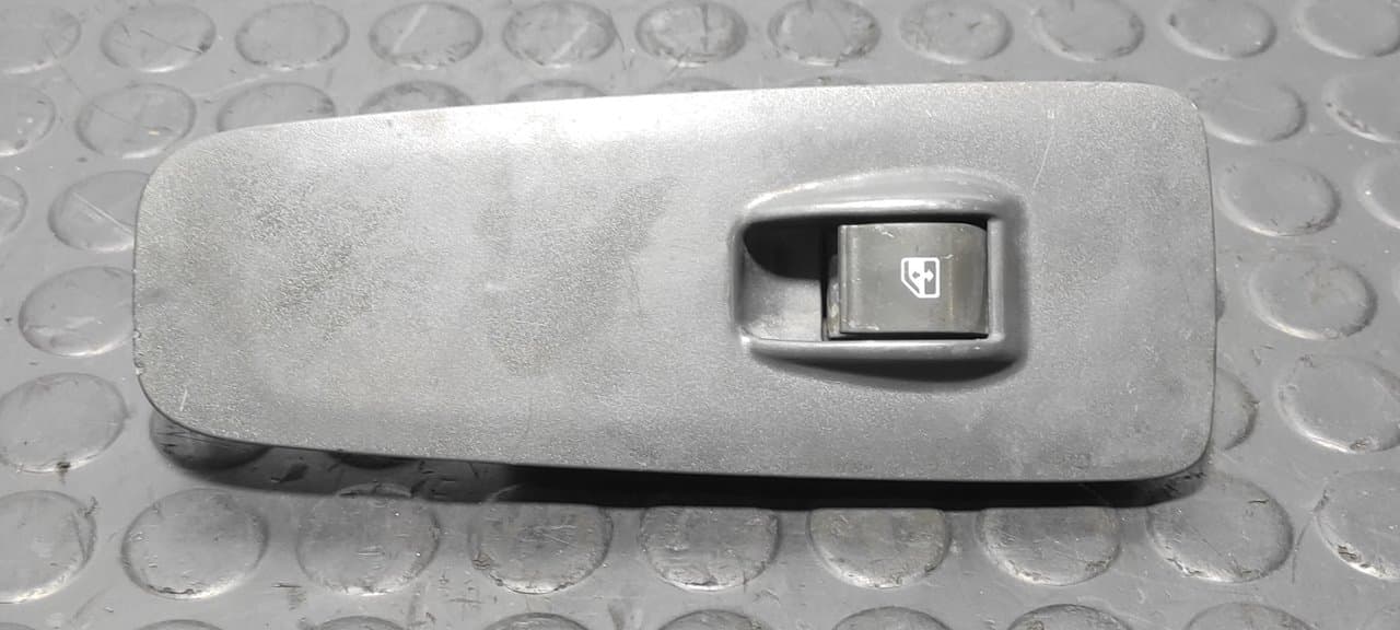 Recambio de MANDO ELEVALUNAS DELANTERO DERECHO para FIAT DUCATO MAXI CAJA ABIERTA (09.2006 =>) 2.3 JTD CAT F1AE0481D referencia OEM IAM B569 - BLANCO