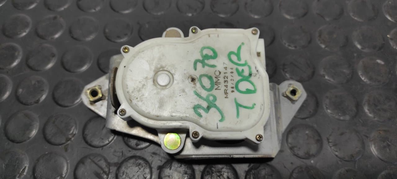 Recambio de MOTOR CIERRE CENTRALIZADO TRASERO DERECHO para MITSUBISHI L 200 (K6/7) 4D56 referencia OEM IAM MR432147 - NEGRO