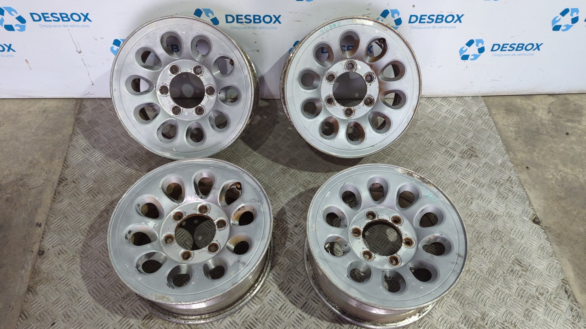 Recambio de JUEGO LLANTAS para MITSUBISHI MONTERO (L040) 4D56 referencia OEM IAM MB413823 - BLANCO