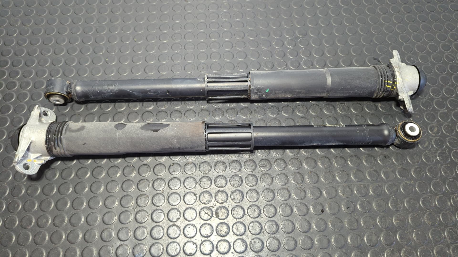 Recambio de JUEGO AMORTIGUADORES TRASEROS para SEAT ARONA CHZ referencia OEM IAM 2Q0513049AK - NARANJA