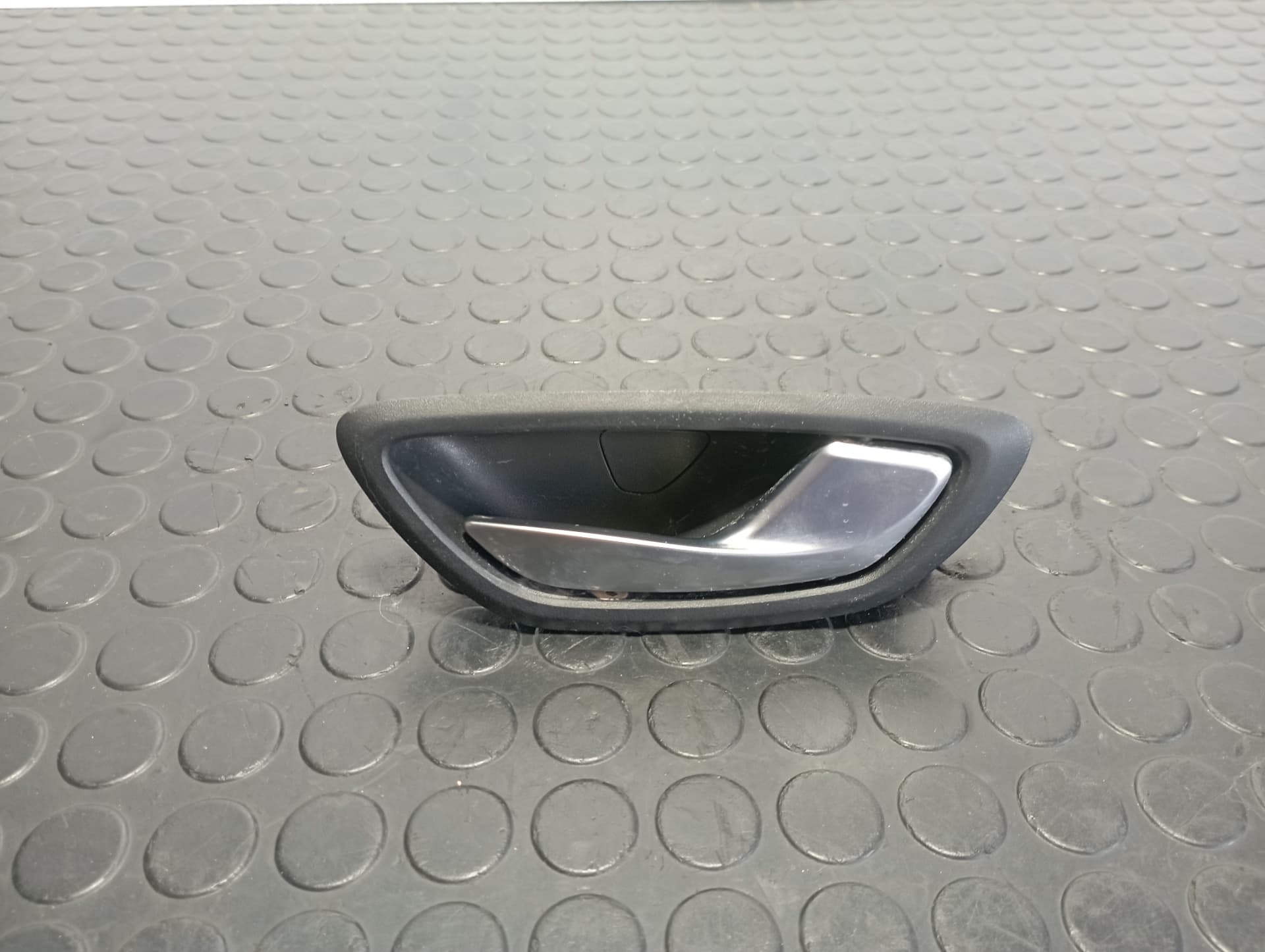 Recambio de MANETA INTERIOR TRASERA DERECHA para RENAULT MEGANE IV BERLINA 5P 1.5 DCI K9KG6 referencia OEM IAM 826725403R - NEGRO