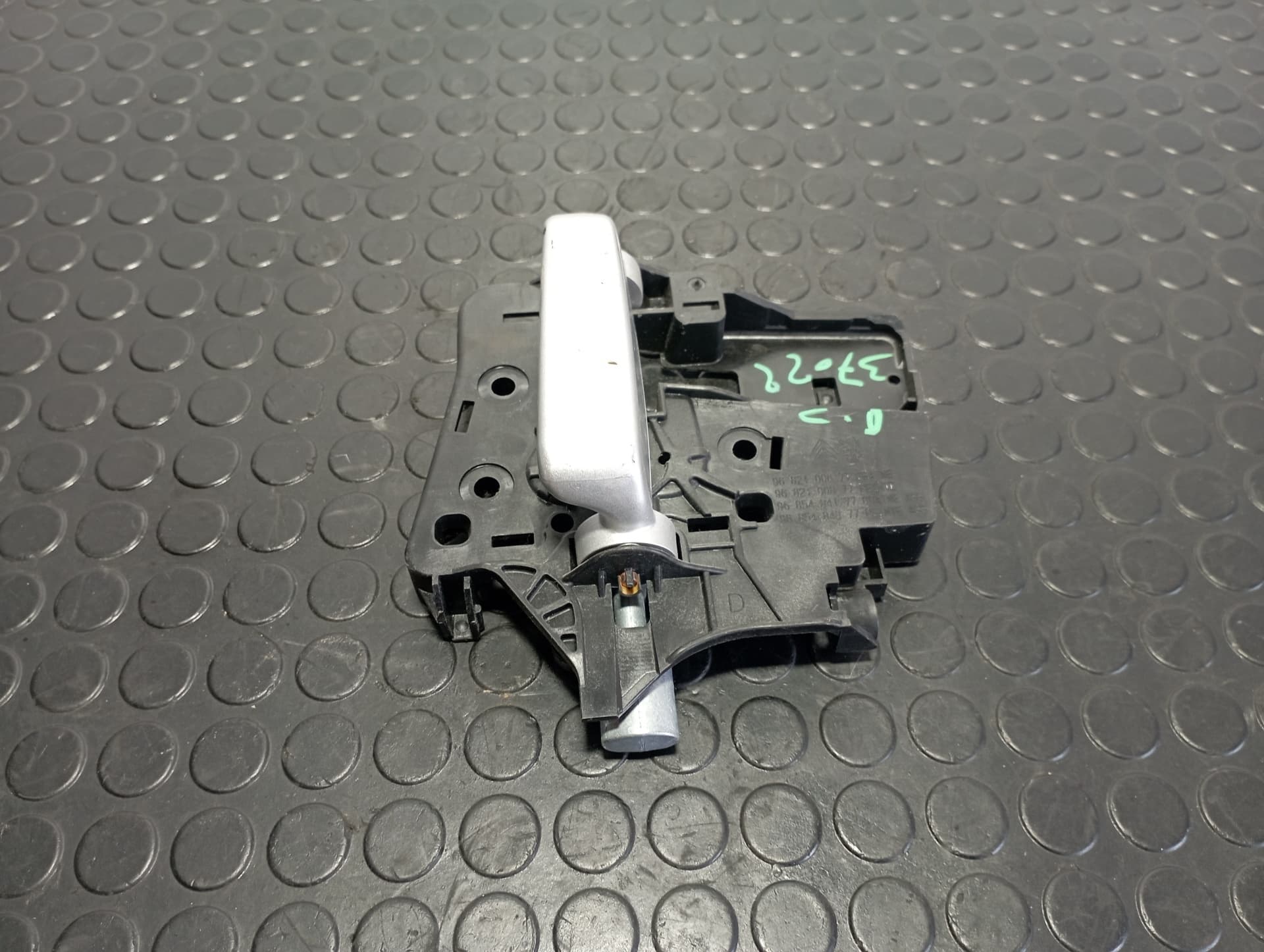 Recambio de MANETA PUERTA CORREDERA DERECHA para PEUGEOT PARTNER BH02 referencia OEM IAM 9682100677 - GRIS