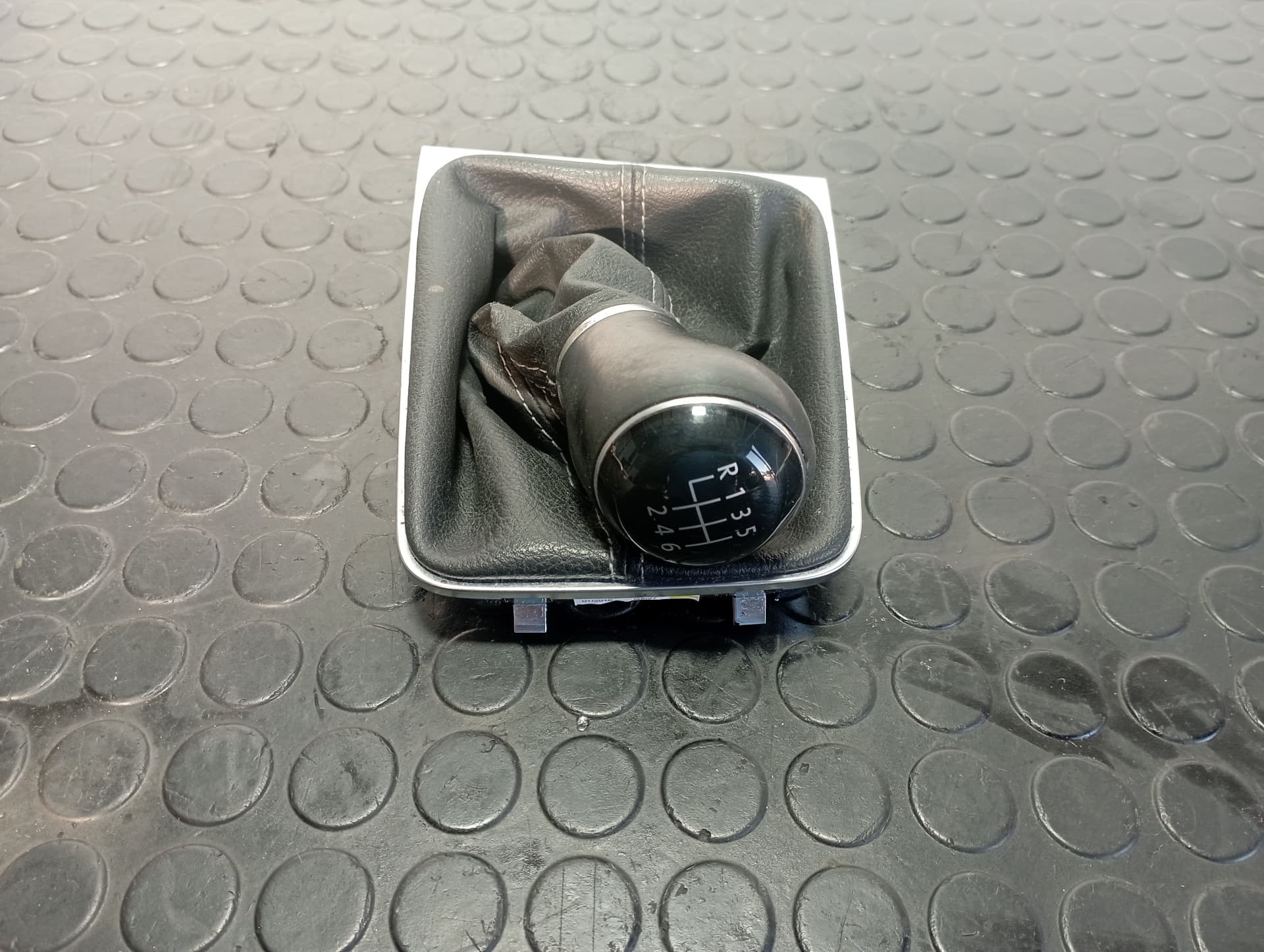 Recambio de POMO PALANCA CAMBIO para VOLKSWAGEN GOLF VII LIM. (5G1) CRL referencia OEM IAM 5G1711113C - BLANCO