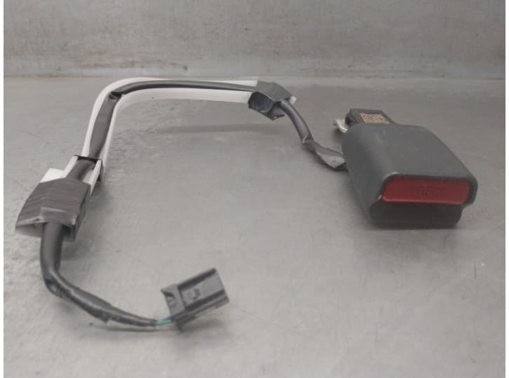Recambio de enganche cinturon trasero izquierdo para lexus is iii (_e3_) 300h (ave30_) referencia OEM IAM 7339053020C0 733905302