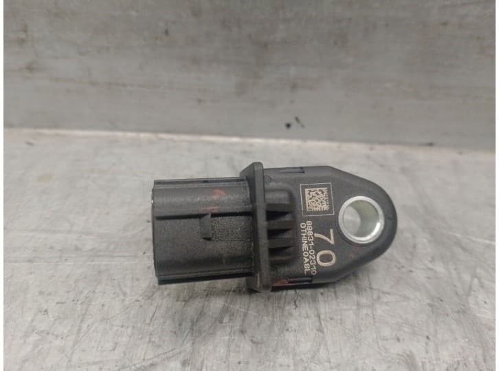 Recambio de sensor impacto para toyota corolla fastback (_e21_) 1.8 hybrid (zwe211) referencia OEM IAM 8983102310 89831-02310