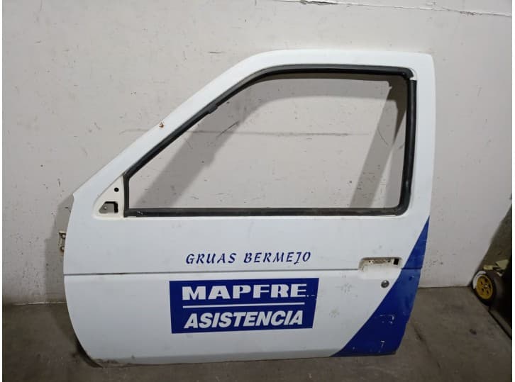 Recambio de puerta delantera izquierda para nissan terrano i (wd21) 2.7 td 4wd referencia OEM IAM 8010173C30 8010157G30