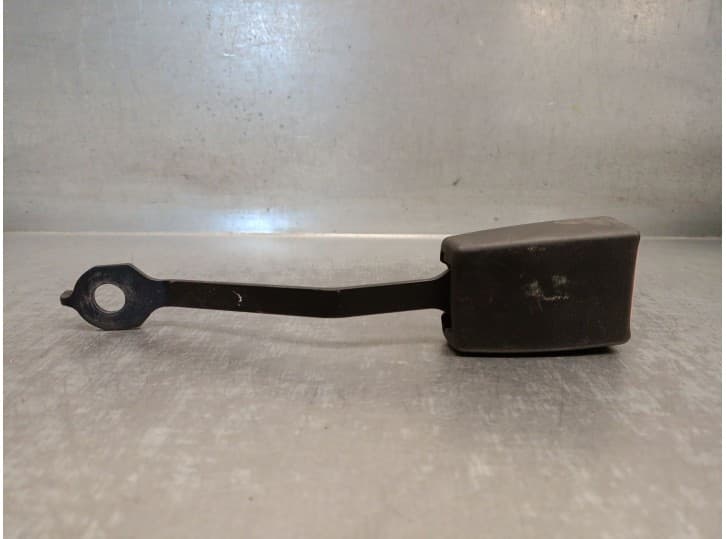 Recambio de enganche cinturon delantero derecho para seat marbella (28a) 0.9 cat referencia OEM IAM 30002574