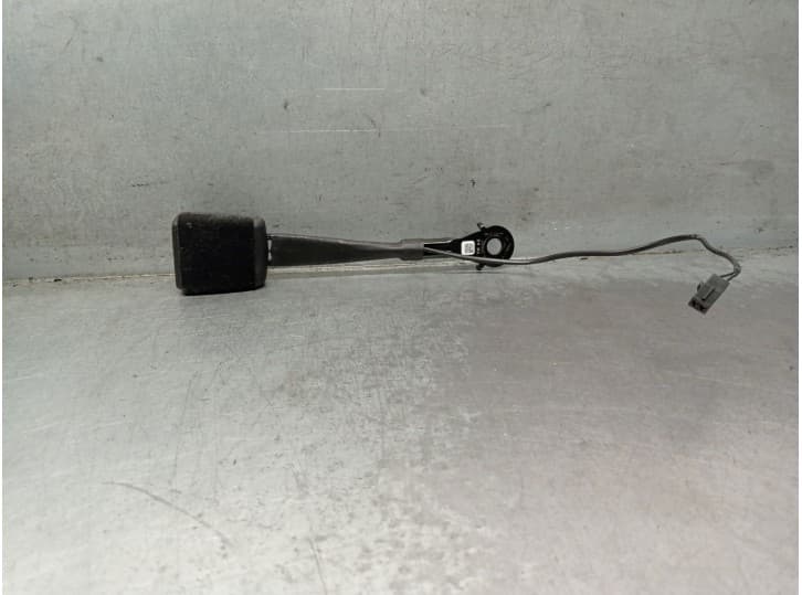 Recambio de enganche cinturon delantero derecho para skoda octavia iv (nx3, nn3, pv3) 1.5 tsi e-tec referencia OEM IAM 8Y0857755