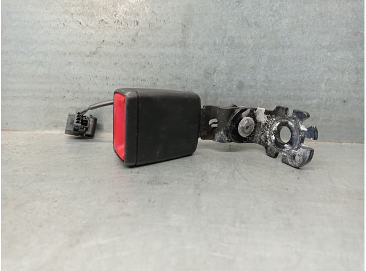 Recambio de enganche cinturon trasero derecho para audi a4 b9 (8w2, 8wc) 2.0 tdi referencia OEM IAM 8W0857740D
