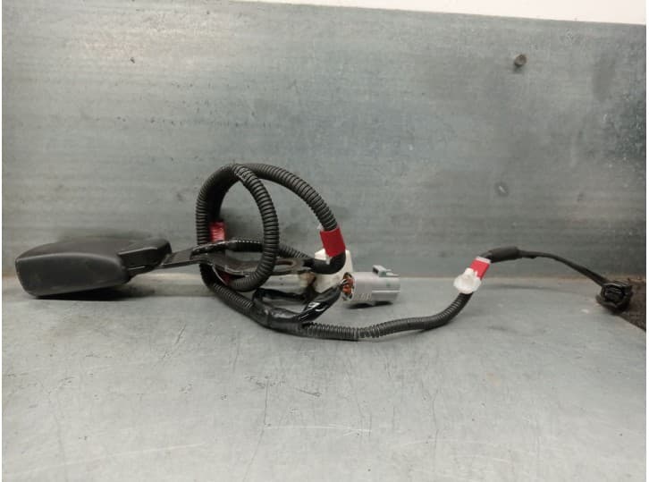 Recambio de enganche cinturon delantero izquierdo para lexus ct (zwa10_) 200h (zwa10_) referencia OEM IAM 64630AL070 64630AL070