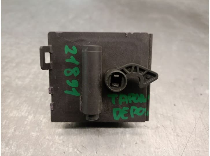 Recambio de motor tapa deposito combustible para mercedes-benz clase e (w213) e 350 d (213.033) referencia OEM IAM A0008207703 A