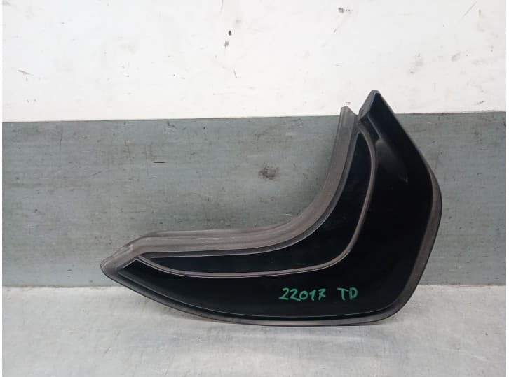 Recambio de molduras traseras para bmw 1 (f40) 118 i referencia OEM IAM 747400212 51137474002