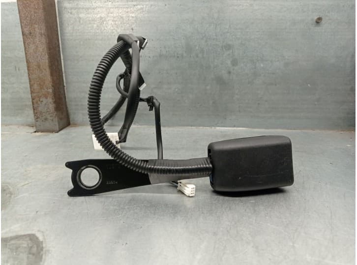 Recambio de enganche cinturon delantero derecho para toyota yaris (_p13_) 1.5 (nsp131_) referencia OEM IAM 732300D340C0 732300D3