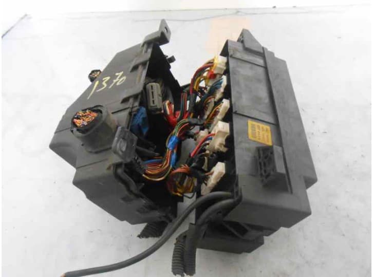 Recambio de caja reles / fusibles para kia carnival ii (gq) 2.9 crdi referencia OEM IAM 0K53H66760 10020610001 SEWON