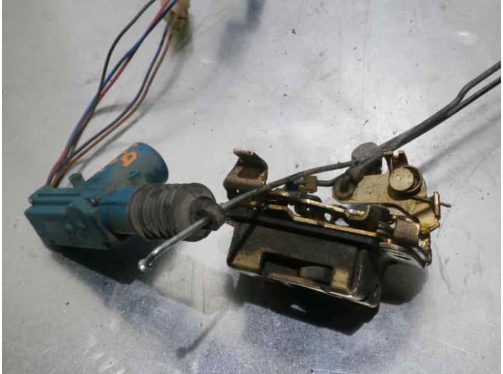 Recambio de cerradura puerta delantera derecha para daewoo nexia 1.5 (08, 68) referencia OEM IAM 30120865 3 PUERTAS