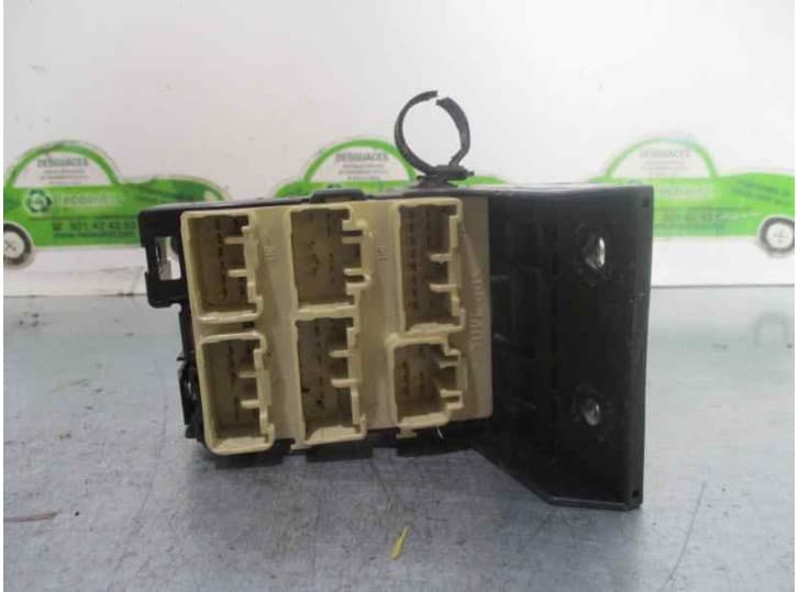 Recambio de caja reles / fusibles para toyota avensis station wagon (_t25_) 2.2 d-4d (adt251_) referencia OEM IAM 8273405030