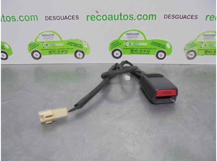 Recambio de enganche cinturon delantero derecho para toyota avensis station wagon (_t25_) 2.0 d-4d (cdt250_) referencia OEM IAM