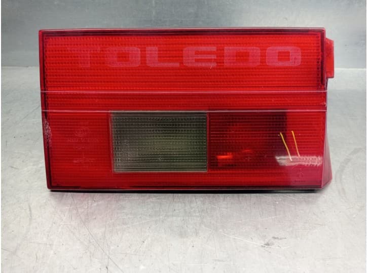 Recambio de piloto trasero porton izquierdo para seat toledo i (1l2) 1.8 i referencia OEM IAM 1L0945107 DE PORTON 4 PUERTAS